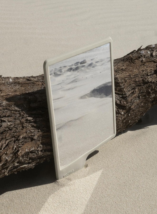 توليتريز مرآة استحمام أوليفر من تولتري - مرآة استحمام فاخرة للحلاقة والعناية الشخصية - مصنوعة من السيليكون بنسبة 100% - مرآة مقاومة للكسر - تثبت على الأسطح اللامعة - بدون أكواب شفط - بدون مواد لاصقة - رملي - Image 3